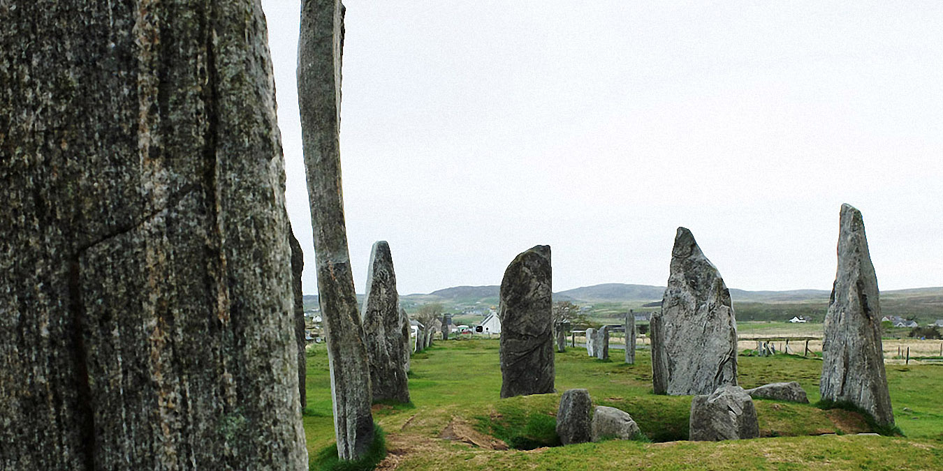 Callanish I : l’entrée du cairn funéraire et l’alignement orienté N./N.-E.