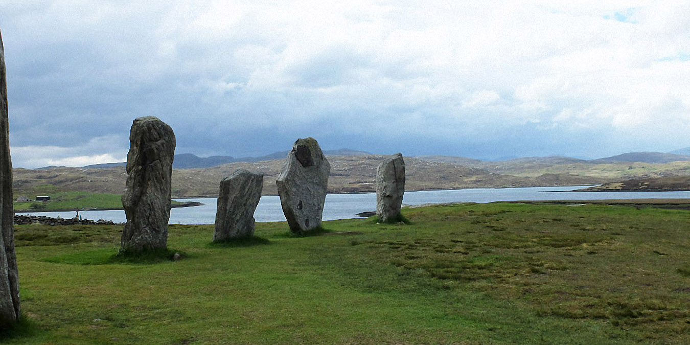 Callanish I : eau, montagnes et ciel tourmenté composent le paysage