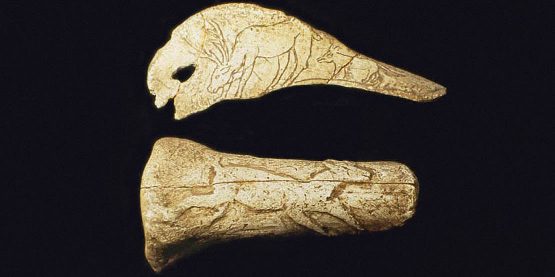 Os plat évidé, avec un trou de suspension et gravure d’un cerf élaphe suivi d’un renard ; manche d’outil en os sculpté d’un bouquetin bondissant