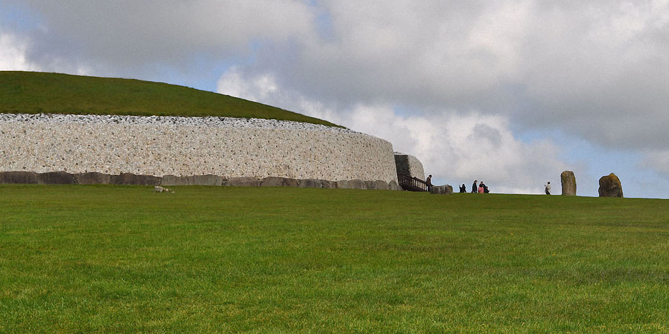 Newgrange : vue générale vers le nord-est