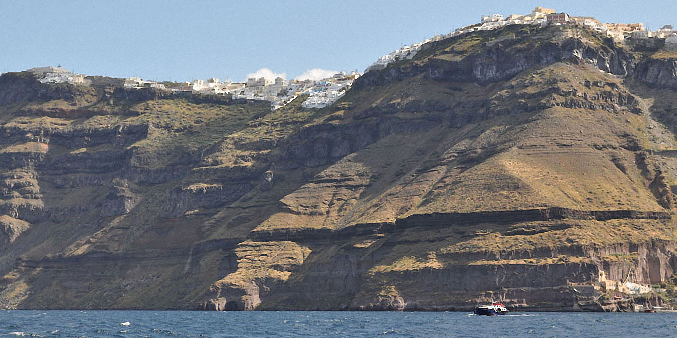 Suite à l’explosion du volcan (ca -1600), le centre de l’île s’est effondré dans la mer, créant cette fosse (caldera) de 11 km de diamètre.