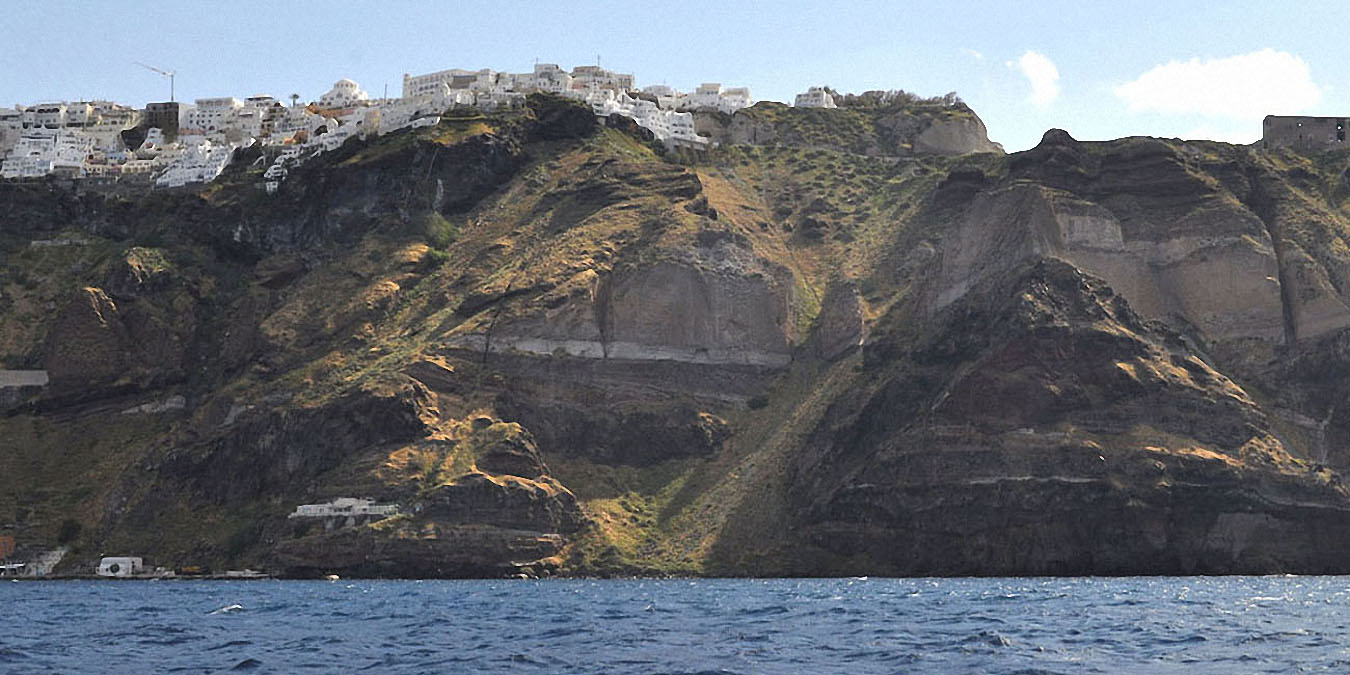 La hauteur de la falaise atteint 250 mètres.