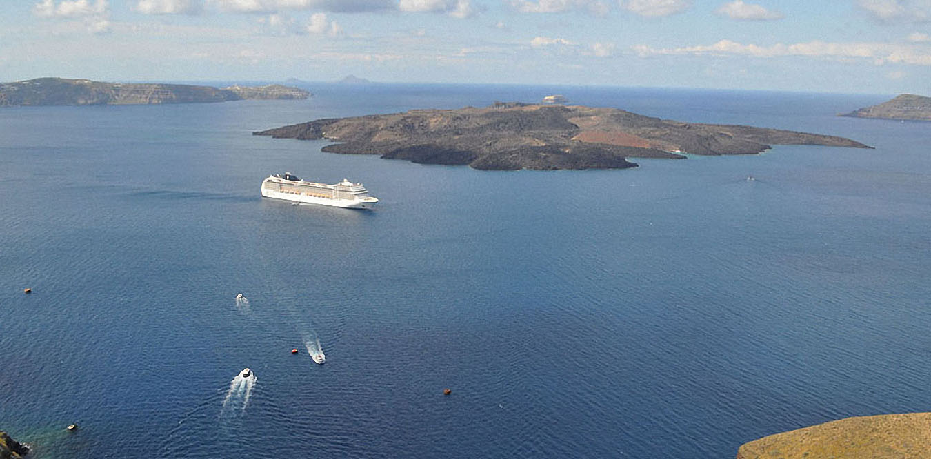 Au centre de la caldera, l’île de Nea Kameni.